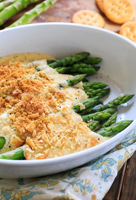 Asparagus Mornay- tender asparagus stalks covered in a cheesy sauce and crushed Ritz crackers. Perfect for Easter brunch. Recipe Asparagus, Asparagus Casserole, Spicy Southern Kitchen, Parmesan Asparagus, Asparagus Recipes, Thanksgiving Recipe, Southern Kitchen, Southern Kitchens, How To Cook Asparagus