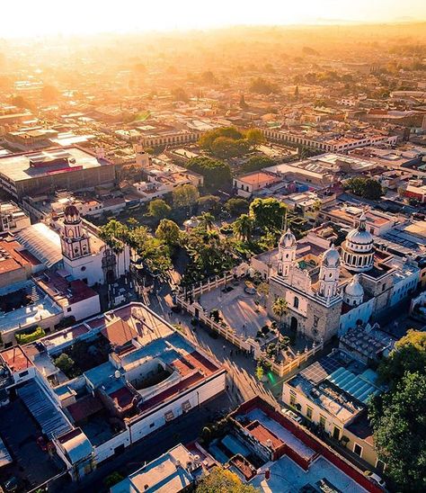 Destinos\ Tlaquepaque Estado de Jalisco. México. San Pedro de Tlaquepaque es una ciudad de la zona metropolitana de aguadalajara es parte de la región de Occidente de México. . La palabra Tlaquepaque significa "Lugar sobre Lomas de Tierra Barrial". . . #Carnaval #RevistaMiradas #MiradasMagazine #Miradas #Marketing #Mkt #SocialMedia #Tecnologia #Turismo #Tendencias #Arte #Destinos #CoffeeLovers #Mochima #ParqueNacionalMochima #LosRoques #LaCienaga #Canaima #Choroni #LaTortuga #Roraima #Tucacas  # San Pedro, Latin America, Paris Skyline, Paris, Marketing, Travel