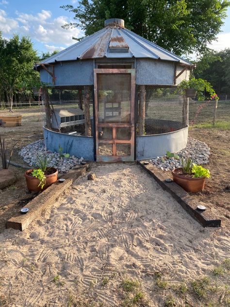 Here is our dyi chicken coop from an old silo we purchased. We have an automatic door for the girls to roam the property during the day ❤️. This is just one of our fun creative projects here on the ranch Chicken Coop Add On Ideas, Silo Chicken Coop, Decorating Chicken Coop, Design Chicken Coop, Chicken Coop Decorations, Chicken Coop Wire, Silo Ideas, Como Plantar Pitaya, Chicken Coop Plans Free