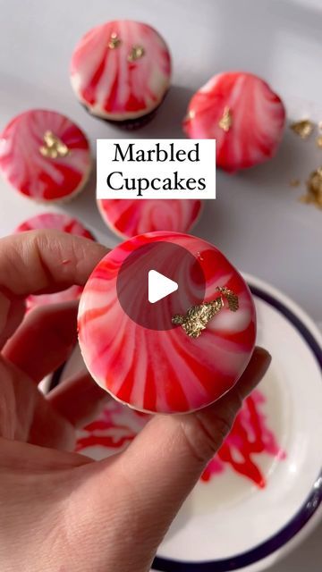 Alex LaRosa on Instagram: "Marbled cupcakes 🧁 ✨ this is always been a cookie decorating hack, but I wanted to try it on a cupcake ✨ start with your flat top cupcake ✨ Mix up your royal icing and add your two colors ✨ dip your flat top cupcake into the Royal icing and lift up for the big reveal ✨ add some gold for extra glam Supplies @nycake Marbled inspiration @chelsweets . . . . . #alexlarosabakery #valentinesdaycupcakes #marbledcupcakes #cupcakedecorating #cupcaketutorial" Royal Icing Cupcakes, Flat Top Cupcake Decorating, Flat Top Cupcake Frosting, Flat Top Cupcakes, Marbled Cupcakes, Flat Cupcakes, Marble Cupcakes, Cupcake Mix, Cupcake Tutorial