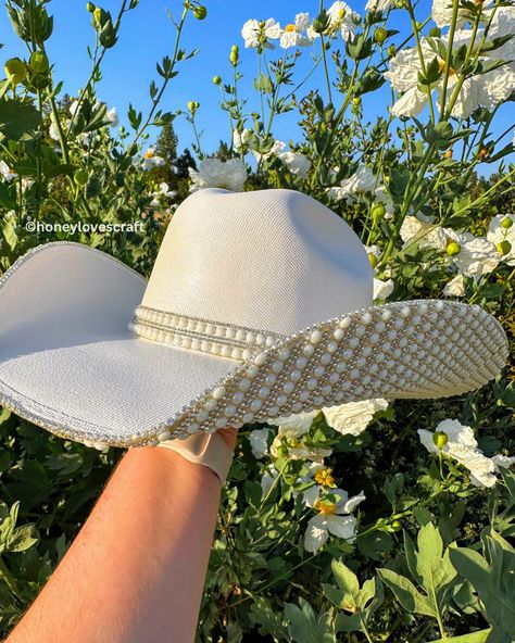 White Cowgirl Hat Wedding, Pearl Cowboy Hat, Rustic Spring Wedding Colors, Bridal Cowgirl, White Cowgirl Hat, Cowgirl Bride, Rustic Spring Wedding, White Cowboy Hat, Patriotic Wedding