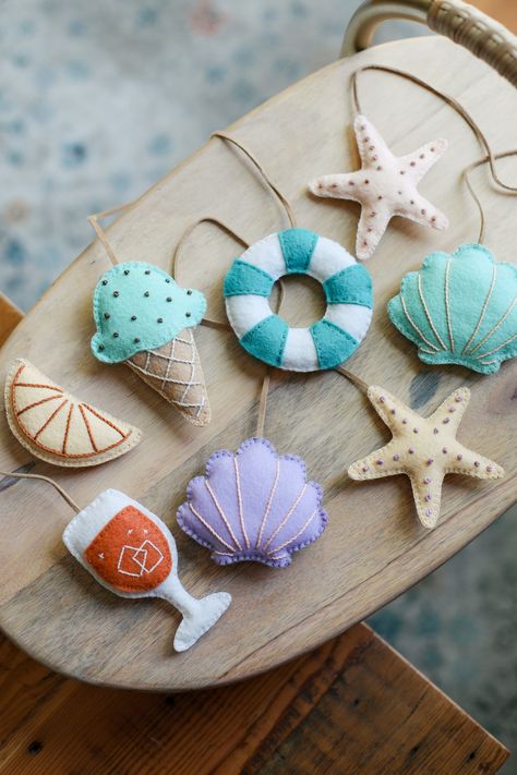 DIY Summer Beach Bag Charms — Entertain the Idea Coastal Felt Ornaments, Beach Sewing Projects, Felt Charms, Diy Hairclips, Seaside Crafts, Diy Bag Charm, Beach Embroidery, Diy Projects To Make And Sell, Coastal Ornament