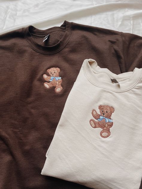 Teddy Bear Aesthetic Clothes, Crewneck Sweatshirt Embroidered, Back Of Sweatshirt Designs, Embroidery On A Sweatshirt, Cute Embroidery Designs Sweatshirts, Trending Embroidery Designs, Cute Tshirt Designs For Women, Machine Embroidered Clothes, Cute Embroidery Ideas Shirts