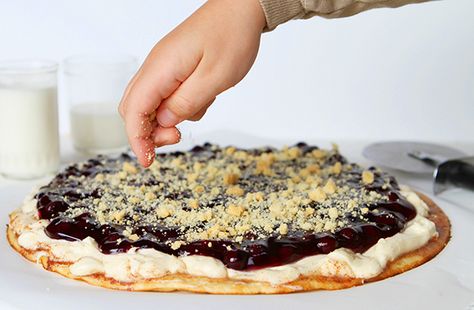 Rustic Blueberry Dessert Pizza! Blueberry Dessert Pizza, Dessert Pizza Recipes, Cheese Crust Pizza, Cookie Recipes Oatmeal Raisin, Oatmeal Cream Pies, Blueberry Pie Filling, I Am Baker, Blueberry Desserts, Dessert Pizza