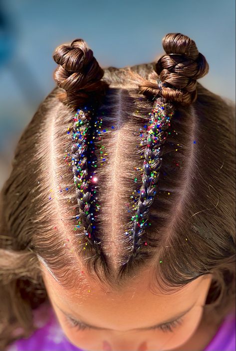 Glitter Hairstyles Braids, Glitter Hair Gel Hairstyles, Hairstyle Ideas For Kids, Glitter Carnaval, Christmas Hairstyles For Kids, Cute Hairstyle Ideas, Fake Tattos, Concert Hairstyles, Bella Hair