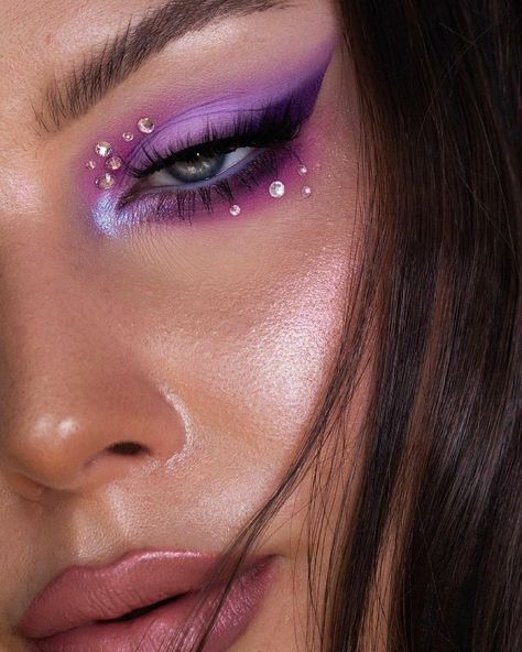 Makeup With Rhinestones, Maquillage Harry Potter, Gem Makeup, Maquillage Yeux Cut Crease, Make Up Gold, Concert Makeup, Mekap Mata, Rhinestone Makeup, Purple Eye Makeup