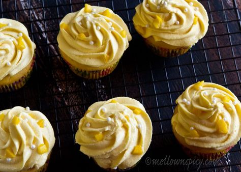 Mango Cupcake with mango cream cheese frosting Cupcakes Rellenos, Mango Cupcakes, Buttermilk Cupcakes, Coconut Cream Frosting, Cream Cheese Cupcakes, Bbq Desserts, Mango Cream, Mango Cake, Cupcakes With Cream Cheese Frosting