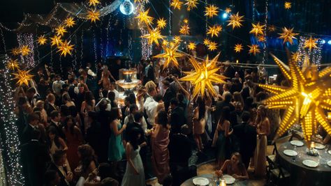 Events Aesthetic, School Dance Decorations, Prom Venues, Themed Prom Dresses, Disney Prom, Homecoming Themes, New York Theme, Dance Decorations, Prom Themes