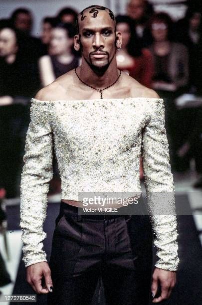 Jean Paul Gaultier 90s, Jean Paul Gaultier Haute Couture, Paul Gaultier, Jean Paul, Jean Paul Gaultier, Look Cool, Beautiful Outfits, Runway Fashion, High Fashion