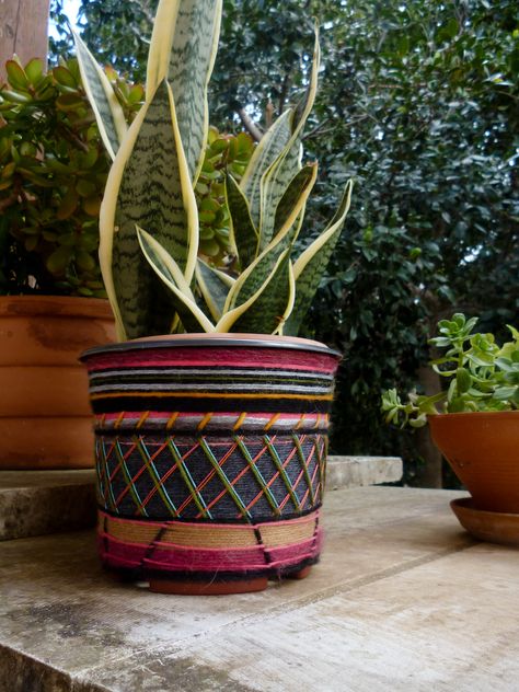 Upgrade plain pots with easy-to-do, no-cost yarn detailing. Large Flower Pots, Diy Flower Pots, Decorated Flower Pots, Plastic Flower Pots, Plastic Planters, Plastic Flower, Upcycle Projects, Plastic Flowers, Plastic Pots