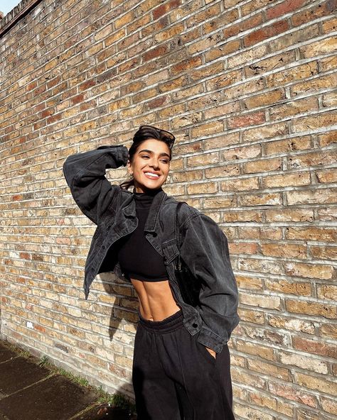 Stefanie Williams, Stef Williams, Athleta Outfits, Spring Loungewear, London Outfits, London Outfit, Sporty And Rich, Teenager Outfits, Black Joggers