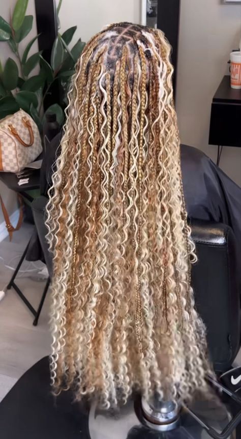 Box Braids With Curls Blonde, 27 And 613 Knotless Braids With Curls, Goddess Braids Hairstyles Blonde, Blond And Brown Goddess Braids, 613 Bohemian Knotless Braids, Blond Braids With Curly Ends, Goddess Braids Ideas, Brown And Blonde Bohemian Knotless, Long Blonde Goddess Braids