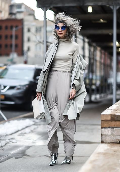 Go Monochrome in All Gray and Silver Metallic Boots Grey Monochromatic Outfit, New York Fashion Week Street Style, Monochromatic Outfit, Fashion Week 2018, Nyfw Street Style, New York Mens, Mens Fashion Week, Grey Outfit, New Fashion Trends