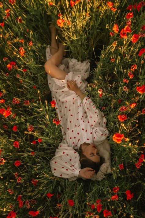 Poppy Field Painting, Fairytale Photoshoot, Film Camera Photography, Flower Photoshoot, Grad Photoshoot, Dreamy Photography, Photographie Portrait Inspiration, Summer Photoshoot, Painting Of Girl