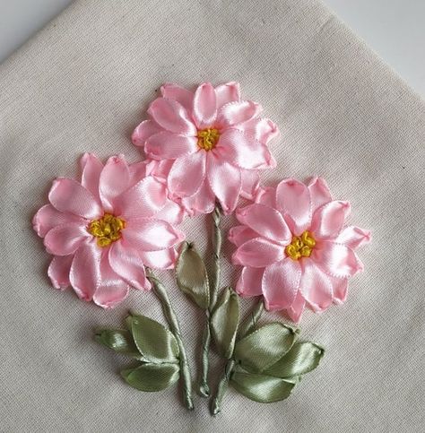 Welcome dear friends to my floral embroidery tutorial! If you are new to the world of ribbon embroidery this tutorial is right for you! It includes the scheme for your embroidery and step by step tutorial. I hope you will enjoy it a lot and find ribbon embroidery not difficult. I also hope your Silk Ribbon Embroidery Tutorial, Sulaman Pita, Silk Ribbon Embroidery Patterns, Tas Laptop, Ribbon Embroidery Kit, Ribbon Embroidery Tutorial, Ribbon Crafts Diy, Diy Broderie, Diy Embroidery Patterns