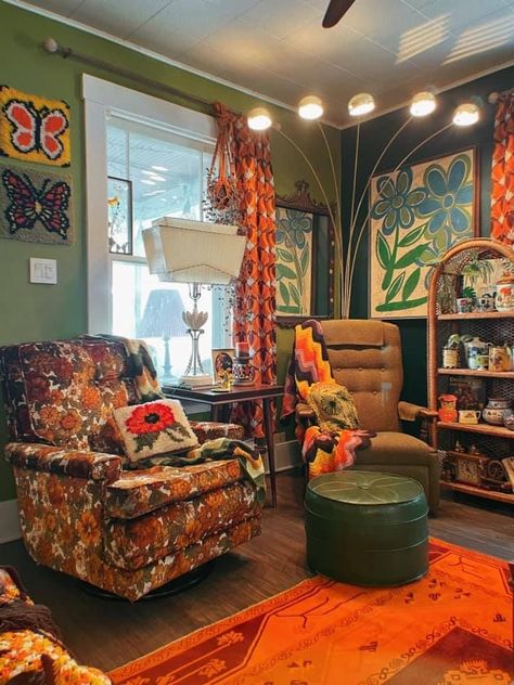 Maxamilist Interior 70s, 70s Earthy Aesthetic, 70s Bohemian Decor, 1970s Inspired Living Room, 60s Aesthetic Home, 70s Maximalist Bedroom, 70s Home Inspiration, Living Room 70s Style, 70s Eclectic Living Room