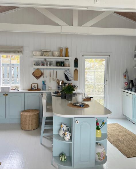 Summerhouse Aesthetic, Tiny Beach House Interior, Poland Apartment, Cottagecore Inspiration, Swedish Summer House, Cottage Tiny House, Small Beach Houses, Swedish Cottage, Dream Summer