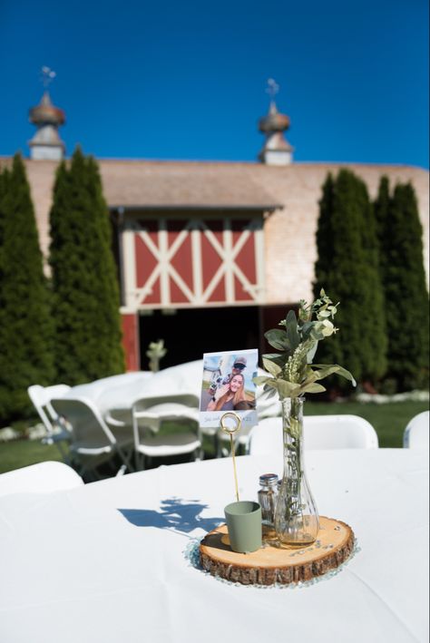 Polaroid Centerpiece, Centerpiece Greenery, Barn Wedding Centerpieces, Simple Farmhouse, Farmhouse Centerpiece, Wedding Centerpiece, Wood Slices, Barn Wedding, Wedding Centerpieces