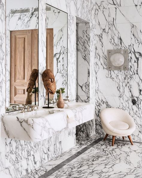 A sculpted Arabescato Corchia marble basin floating in a NYC bathroom by @juliehillmandesign ——— Photographs by @manoloyllera Arabescato Marble, Bathroom Trends, Stone Surface, Marble Bathroom, Cheap Decor, Clawfoot Bathtub, Architectural Digest, Cheap Home Decor, Home Improvement Projects