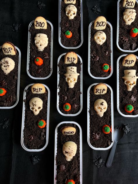 Graveyard Dirt Cups Dirt Graveyard Dessert, Halloween Graveyard Dirt Cups, Brownie Graveyard Halloween, Graveyard Brownies Halloween Treats, Zombie Dirt Pudding Cups, Graveyard Pudding Dessert, Coffin Dessert, Halloween Dirt Pudding Cups, Graveyard Dirt Cups