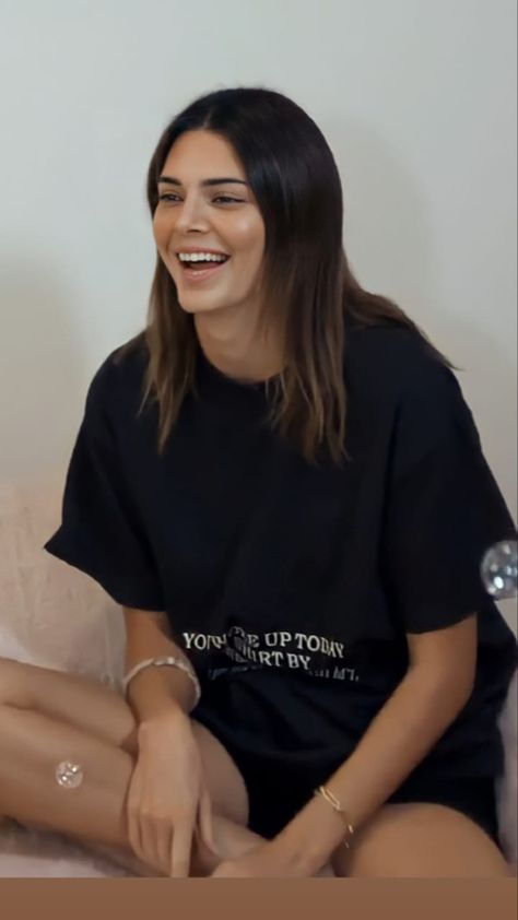 Kendall Jenner Ombre Hair, Kendall Jenner Layered Hair, Kendall Jenner Haircut Medium, Kendall Jenner Hair Short, Kendall Jenner Hair Color, Kenny Face, Kendall Jenner Haircut, Kendall Jenner Short Hair, Kendall Jenner Shorts