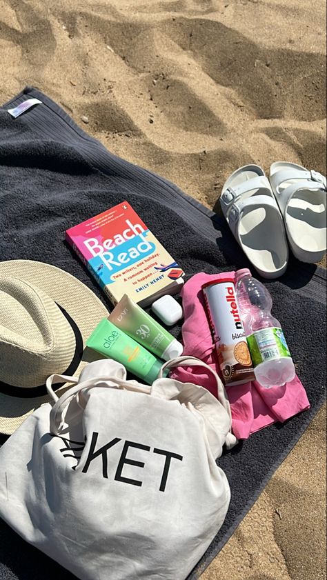 Beach Essentials Aesthetic, Beach Camping Aesthetic, Beach Reading Aesthetic, Everyday Bag Essentials, Pool Essentials, Beach Instagram Pictures, Adventure Time Wallpaper, Summer Cottage, Book Reading