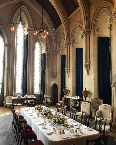 Castle Dining Table, Medieval Castle Kitchen, Victorian Home Dining Room, Arundel Castle Interior, Victorian Castle Interior, Royal Castle Interior, Castle Dining Hall, Fantasy Dining Room, Palace Dining Room