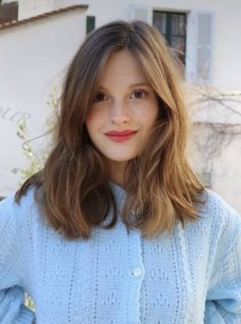 Choppy Wavy Hairstyles, Ingenue Haircut, Midi Cut Haircuts, Hair Ironing Styles, 60s Midi Haircut, Shoulder Length Hair Layered, Side Part Fringe, Midi Haircut, Wfh Wardrobe