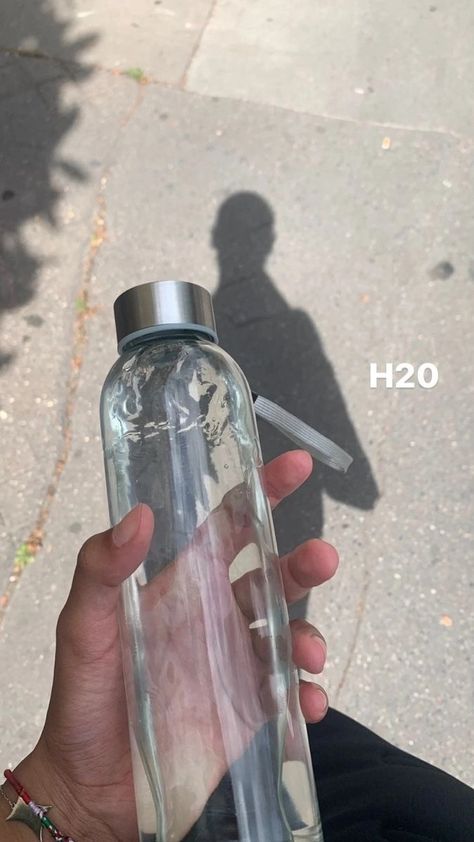 Healthy Aesthetic Lifestyle, Water Bottle Aesthetic, Bottle Aesthetic, Healthy Aesthetic, Normcore Fashion, Aesthetic Water, Healthy Lifestyle Inspiration, Aesthetic Guys, Glass Bottle