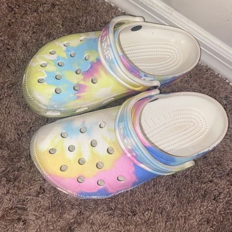 CLASSIC TIE-DYE GRAPHIC CLOG Chanclas Crocs, Crocs Tie Dye, Tie Dye Crocs, Psych Nursing, Crocs Ideas, Crocs Outfit, Crocs Slides, Crocs Fashion, Shoe Wishlist