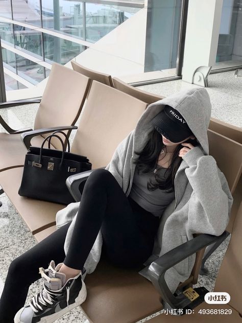 Travel Aesthetic Airport Outfit, Airport Outfit Korean, Travel Aesthetic Airport, Aesthetic Airport, Airport Fits, Outfit Korean, 얼짱 소녀, Cute Poses For Pictures, 여자 패션