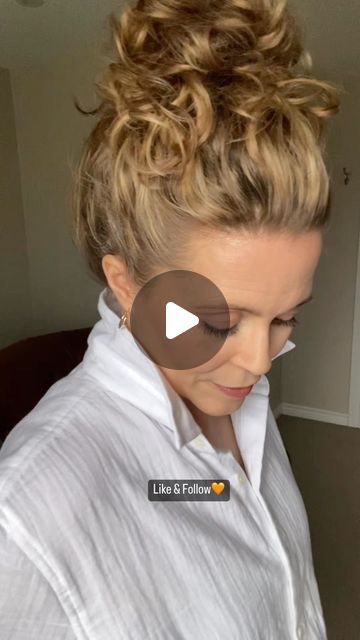 Curly Updos For Medium Hair Tutorial, Mid Length Curly Hair Updo Easy, Long Curly Hair Updos, Curly Hair Updo Easy, Easy Curly Hair Updo, How To Style Curly Hair, Curly Updos For Medium Hair, Curly Hair Bun Styles, Mini Instagram