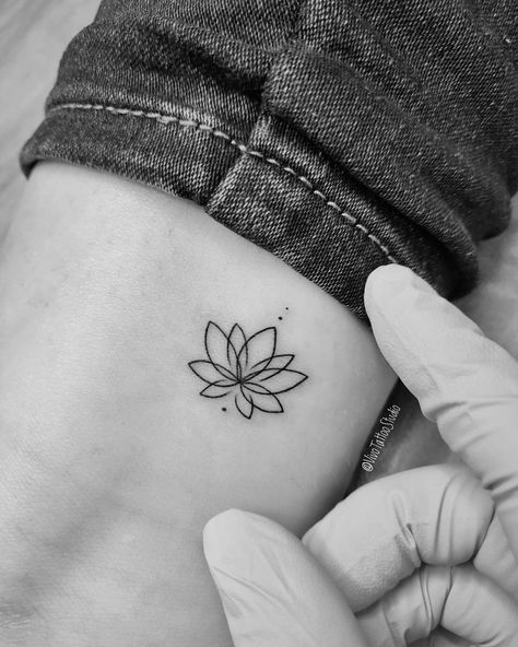 Simple Lotus Flower Tattoo, Lotusblume Tattoo, Small Lotus Tattoo, Lotus Tattoos, Small Tattoo Ideas For Women, Yoga Tattoos, Hand And Finger Tattoos, Small Tattoo Ideas, Small Hand Tattoos