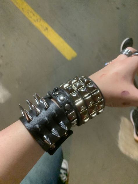 Spike Bracelet Punk Rock, Lots Of Bracelets On Wrist Grunge, Punk Bracelets Aesthetic, Emo Bracelets Aesthetic, Spike Bracelet Aesthetic, Spiked Choker Outfit, Spikey Bracelets, Spiky Bracelets, Alt Bracelets