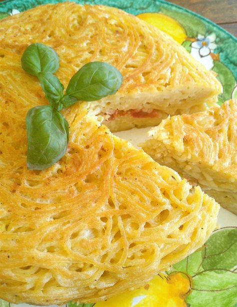 Spaghetti Omelette (Frittata di Pasta), Campania Style - Our Edible Italy Spaghetti And Eggs Recipes, Leftover Spaghetti Noodles Recipes, Pasta Omelette, Breakfast Spaghetti, Breakfast Noodles, Spaghetti Frittata, Breakfast Pasta, Pasta Frittata, Meatless Mains