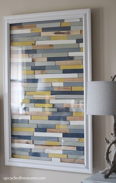 Love this idea! Paint wood shims different colors and then glue them down to create an interesting piece of wood shim artwork! upcycledtreasures.com Artwork Tutorial, Paint Stick Crafts, Paint Stir Sticks, Stick Wall Art, Diy Wand, Wall Art Crafts, Upcycled Art, Diy Holz, Painted Sticks