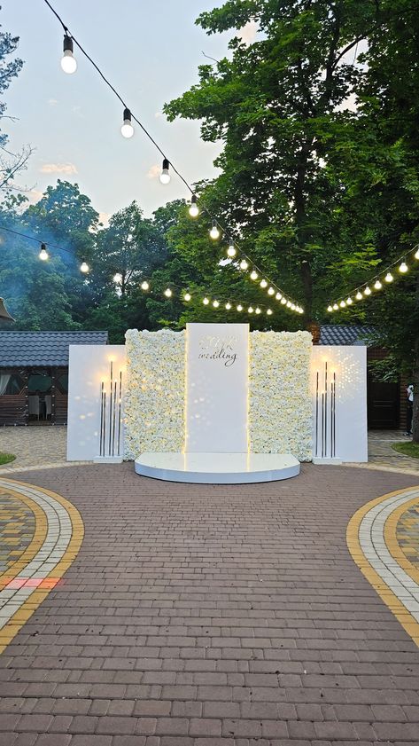 Big Wedding Backdrop, Wedding Dinner Backdrop Ideas, Main Stage Wedding Decoration, Wedding Areas Outdoor, Wedding Photoshoot Backdrop, Elegant Wedding Backdrop Receptions, Outdoor Wedding Stage Decorations, Photo Area For Wedding, Wedding Wood Backdrop