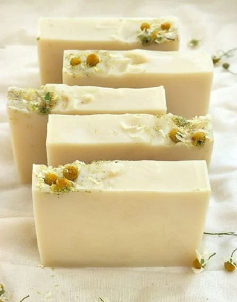 5 DIY Castor Oil Soap Recipes - Castor Oil Guide Soap Packaging Diy, Chamomile Soap, Soup Bar, Lovely Greens, Marble Soap, Easy Soap Recipes, Diy Soap Recipe, Diy Soaps, Cold Process Soap Recipes