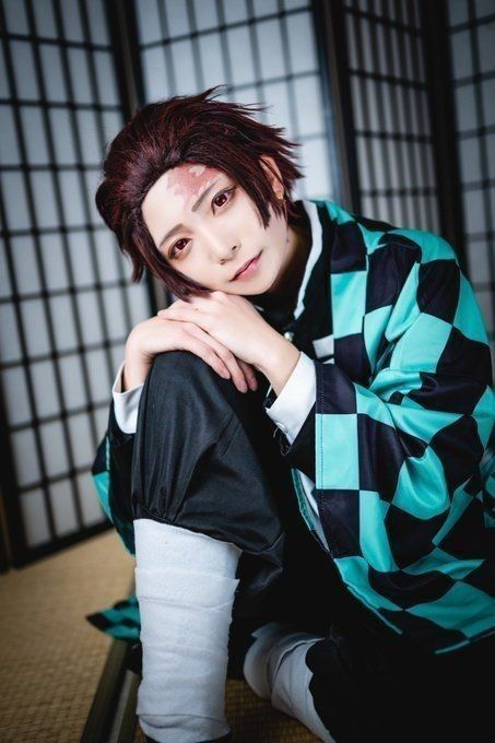 #costume #cosplay #demonslayer #tanjiro #anime #animeoutfits Tanjiro Cosplay, Kny Cosplay, Kamado Siblings, Anime Hunter, Kamado Tanjirou, Cosplay Cute, Anime Cosplay Costumes, Wattpad Romance, Human Poses Reference