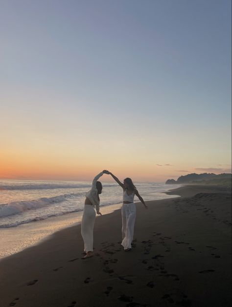 Beach Asthetics Photos Friends, Beach Day With Bestie, Beach Trip With Best Friend, Beach Pose With Friends, Isle Of Wight Aesthetic, Sister Beach Photoshoot, Bestfriendsgoals Aesthetic, Cold Beach Pictures, Beach Pictures Winter