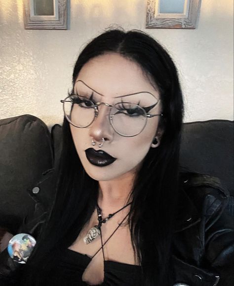 No Eyebrows Makeup Look Alt, Drawn On Eyebrows Goth, Dark Concert Makeup, Alt Makeup With Glasses, Goths With Glasses, Goth Concert Makeup, Fairy Goth Makeup, Goth Makeup With Glasses, Goth With Glasses