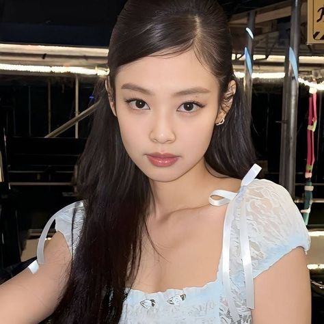 Light Eyebrow Makeup, Jennie Blue, Lisa Sharpen, Pink Haircut, Healthy Skin Tips, Jennie Kim Blackpink, Aesthetic Women, Hair Reference, Asian Hair