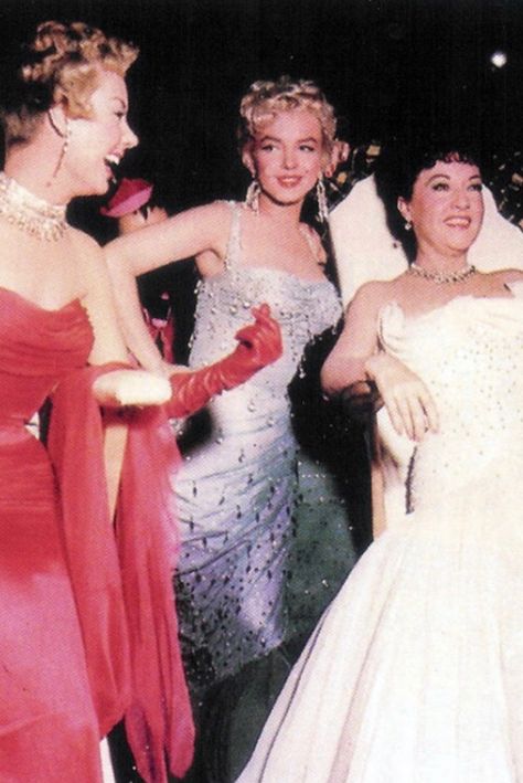 With Ethel Merman and Mitzi Gaynor On set of There’s No Business Like Show Business;1954 No Business Like Show Business, Ethel Merman, Mitzi Gaynor, Marilyn Monroe Movies, Marilyn Monroe Photos, Norma Jean, Norma Jeane, Hollywood Legends, Blonde Bombshell