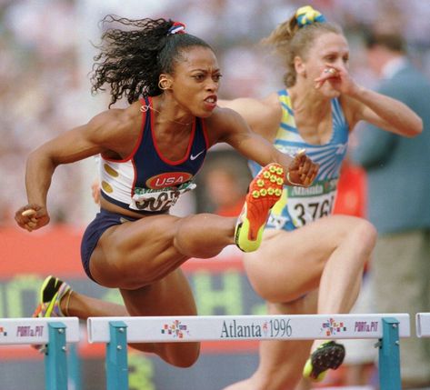 Gail Devers (USA) 🥇 100 metres 🥇 4x100 metres relay • Atlanta 1996 Olympics Gail Devers, 1996 Olympics, Olympic Athletes, Olympic Sports, Sporty Girls, Summer Olympics, Action Poses, Sports Photography, Female Poses