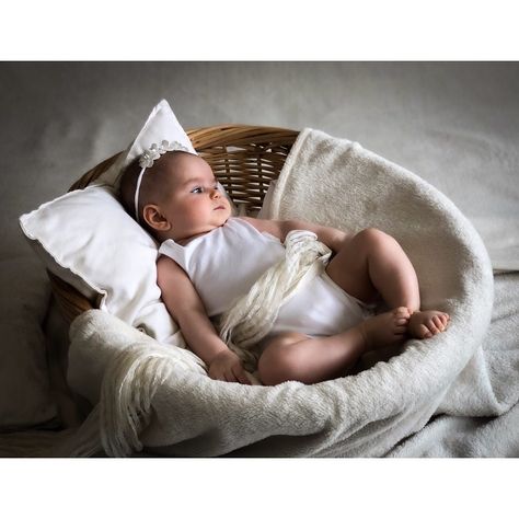 2 Month Old Baby Pictures, Basket Photoshoot, Old Baby Pictures, Baby Flat Lay, 2 Month Old Baby, Newborn Family Photos, Baby Poses, Newborn Family, Wicker Basket