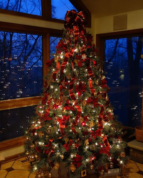 Christmas Tree Inspiration Red And Gold, Red And Gold Christmas Tree, Red Christmas Decor, 2014 Christmas, Gold Christmas Decorations, Christmas Tree Inspiration, Cool Christmas Trees, Christmas Feeling, Warm Christmas