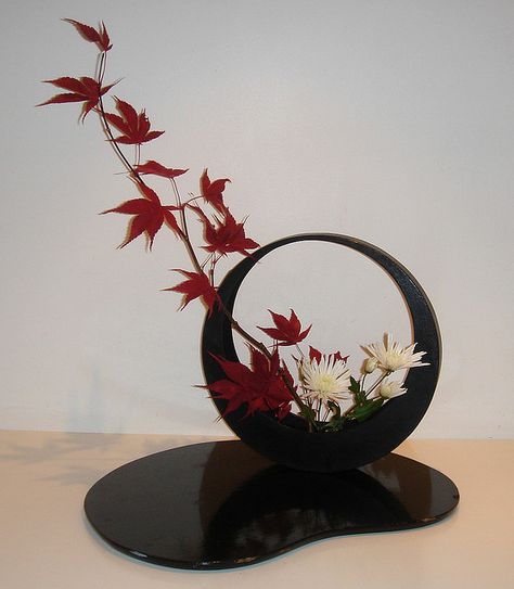 Japanese Flower Arrangement ikebana Unique Plant Arrangements, Art Floral Japonais, Ikebana Ikenobo, Arreglos Ikebana, Ikebana Sogetsu, Contemporary Flower Arrangements, Sogetsu Ikebana, Photo From, Ikebana Flower