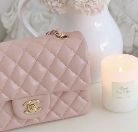 Pink expensive chanel coquette bag 🤍💞🩰🍰🧸🛍🎀 Chanel Aesthetic, Aesthetic Bags, Handbag Essentials, Girly Bags, Pink Chanel, Pink Girly Things, Pink Vibes, Fancy Bags, Aesthetic Pink