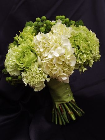 Green And White Bouquet, Beautiful Wedding Bouquets, Green Carnation, Tattoo Plant, Green Roses, Hypericum Berries, White Hydrangeas, Hydrangea Bouquet, Green Hydrangea