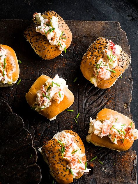 Mini Lobster Rolls, Lobster Rolls Recipe, Vegetarian Canapes, Mini Food Appetizers, Easy Canapes, British Tea Party, Lobster Roll Recipes, Canapes Recipes, New Years Eve Food